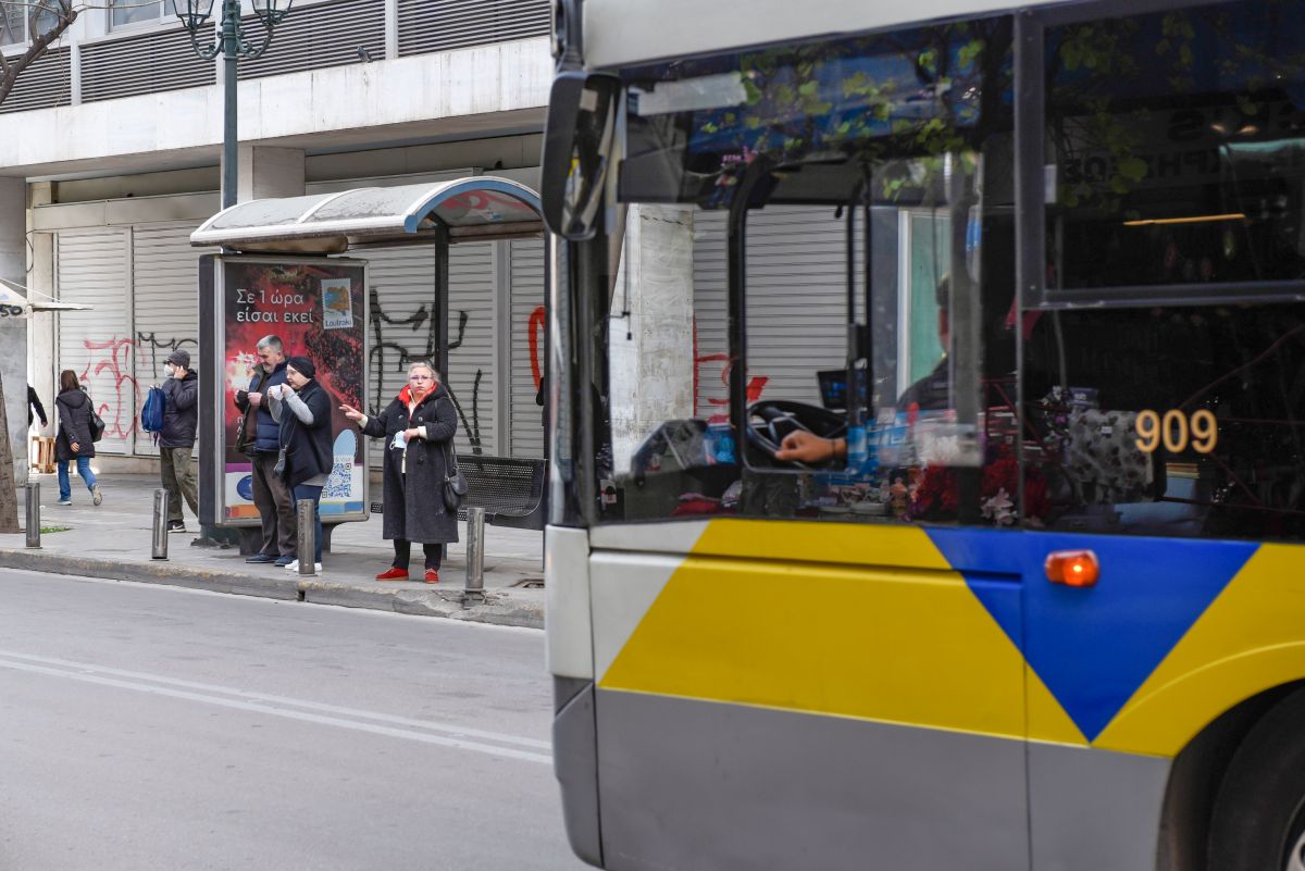 Θεσσαλονίκη: Ατύχημα σε λεωφορείο ΟΑΣΘ - Της ήρθε η οροφή στο κεφάλι