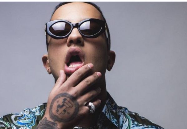 Light: Μεγάλος καβγάς στο live του