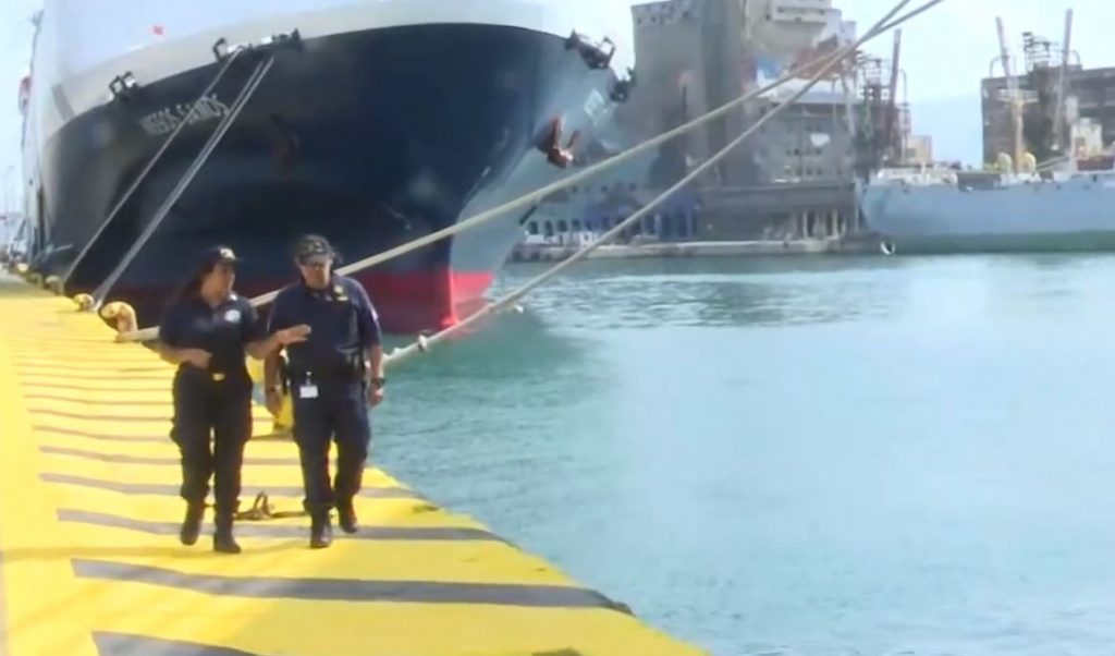Πειραιάς: Έτσι σώθηκαν οι ναύτες που έπεσαν στο λιμάνι – Τι λένε οι Λιμενικοί που τους βρήκαν