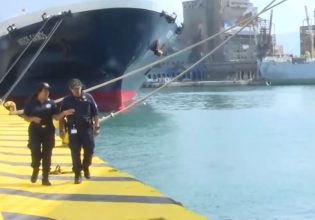 Πειραιάς: Έτσι σώθηκαν οι ναύτες που έπεσαν στο λιμάνι – Τι λένε οι Λιμενικοί που τους βρήκαν