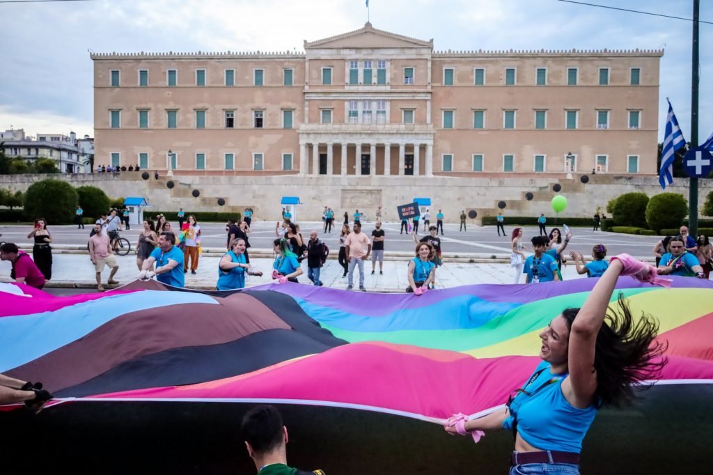 Ομόφυλα ζευγάρια: Ο Μητσοτάκης αναζητά τον κατάλληλο χρόνο να νομοθετήσει  το δικαίωμα στο γάμο | in.gr