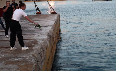 Λιμάνι του Πειραιά: Συγκέντρωση διαμαρτυρίας για τον Αντώνη – Πέταξαν λουλούδια στο σημείο που σκοτώθηκε