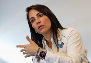 Ισημερινός: Απειλές για τη ζωή της καταγγέλλει η υποψήφια της Αριστεράς – «Φοράω αλεξίσφαιρο γιλέκο»