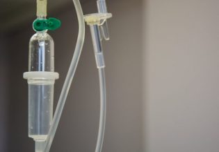 Κέντρο Υγείας Τήνου: «Υπάρχουν μηχανήματα αλλά όχι γιατροί για να τα λειτουργήσουν» – Νέες καταγγελίες μετά τον θάνατο του 3χρονου παιδιού