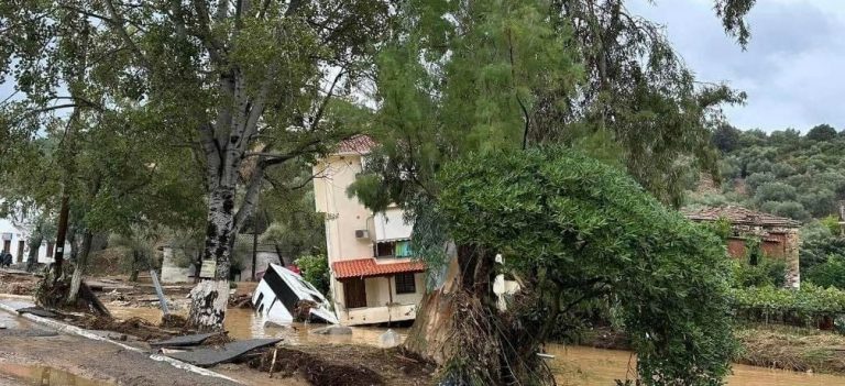 Πήλιο: Καρφωμένο στην πολυκατοικία μένει το λεωφορείο ήδη από τον Daniel – Σύμβολο της καταστροφής