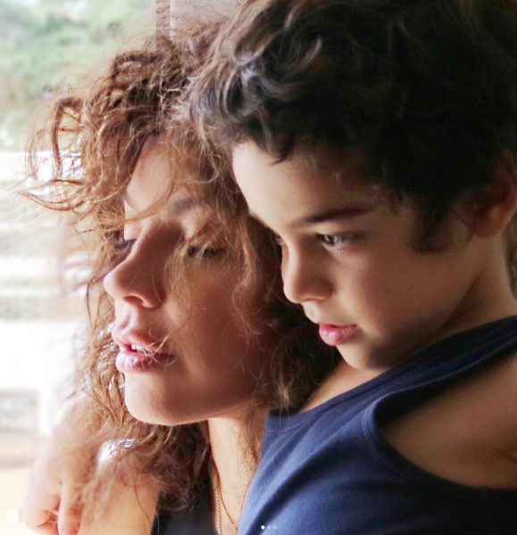 Η Μαριάντα Πιερίδη σε στιγμιότυπο με τον γιο της