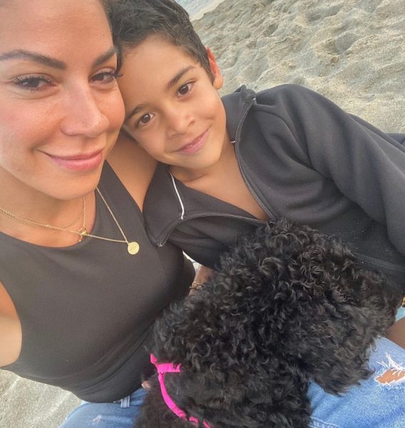 Η Μαριάντα Πιερίδη ποζάρει μαζί με τον γιο της στην παραλία