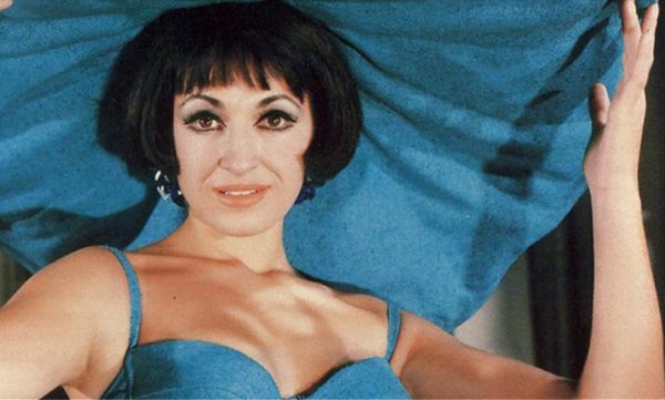 Μάρθα Καραγιάννη: Η «χρυσή» καριέρα, οι εμβληματικές εμφανίσεις και τα λικνίσματα που άφησαν εποχή