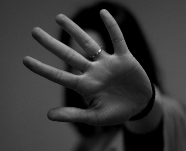 Ρατσιστική επίθεση στην Κατερίνη: Έφηβοι επιτέθηκαν σε τρανς και non binary άτομο