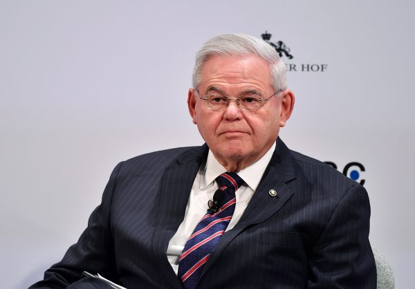 Μπομπ Μενέντεζ: Αποχωρεί από την προεδρία της Επιτροπής Εξωτερικών Υποθέσεων μετά τις κατηγορίες