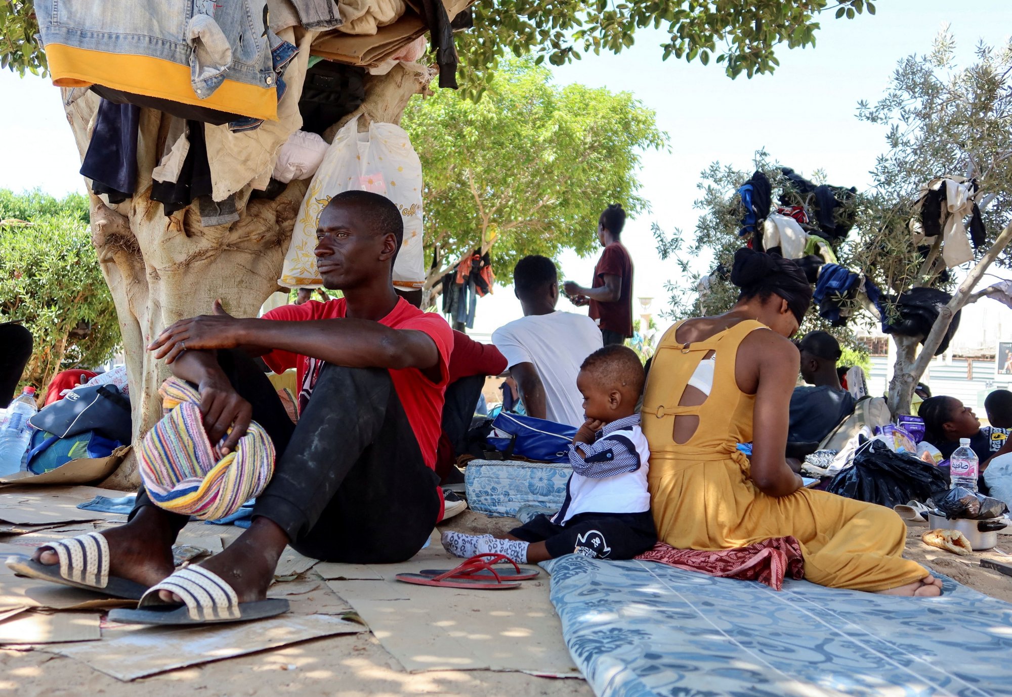 «Έπρεπε να πιω τα ούρα μου για να επιβιώσω» – Αποκαλύψεις Αφρικανών μεταναστών στη Τυνησία