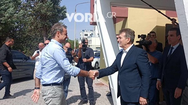 Νοσοκομείο Παπανικολάου: Η επίσκεψη Μητσοτάκη στην πνευμονολογική κλινική