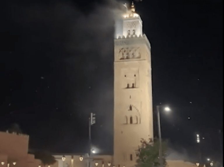 Καρέ καρέ η στιγμή που ο εγκέλαδος ταρακουνά το ιστορικό τζαμί Κουτούμπια