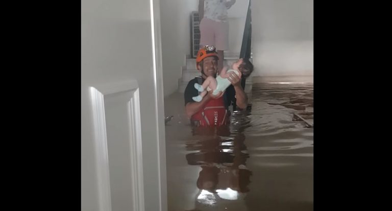 Κακοκαιρία Daniel: Πυροσβέστες απεγκλωβίζουν μωράκι από πλημμυρισμένο σπίτι