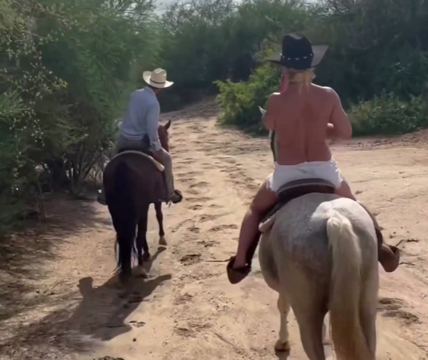 Η Μπρίτνεϊ Σπίαρς κάνει ιππασία topless και χορεύει για όσες ξεγελάστηκαν από κάποιον που αγάπησαν