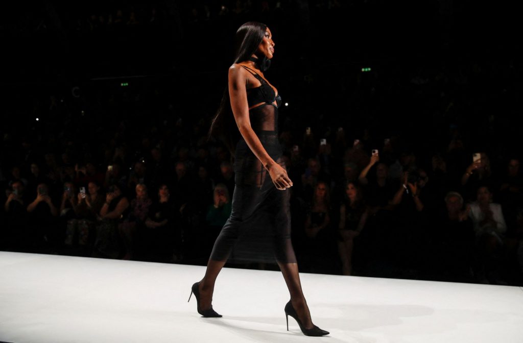 Ναόμι Κάμπελ: Ανεξίτηλη η λάμψη της στην πασαρέλα, αλλά και τη… ζωή