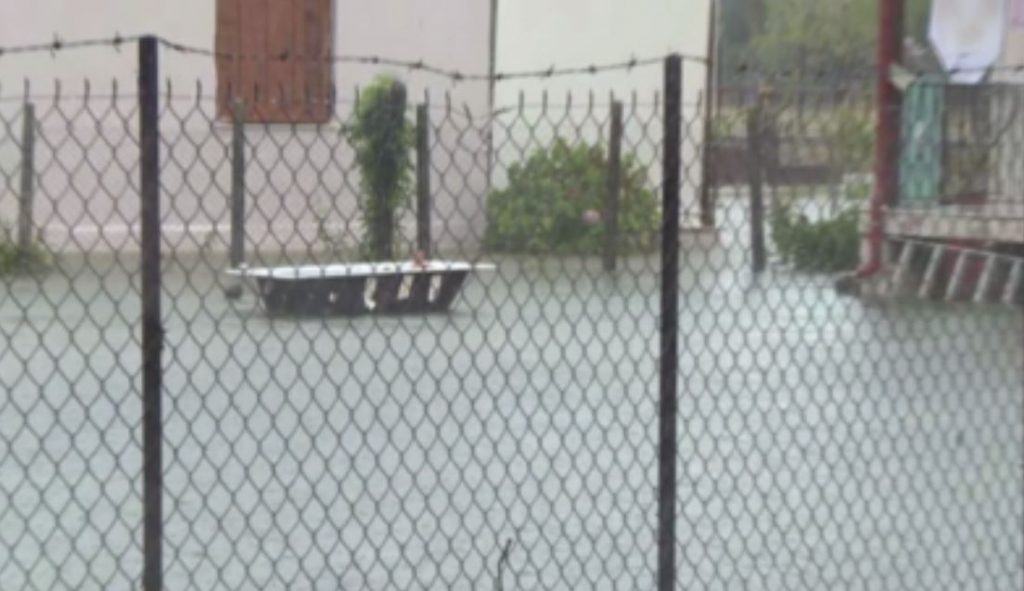 «Κινδυνεύουμε να πνιγούμε, το νερό είναι πάνω από ένα μέτρο» – Αποκλεισμένοι κάτοικοι στην Καρδίτσα