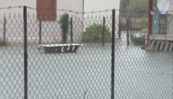 «Κινδυνεύουμε να πνιγούμε, το νερό είναι πάνω από ένα μέτρο» – Αποκλεισμένοι κάτοικοι στην Καρδίτσα