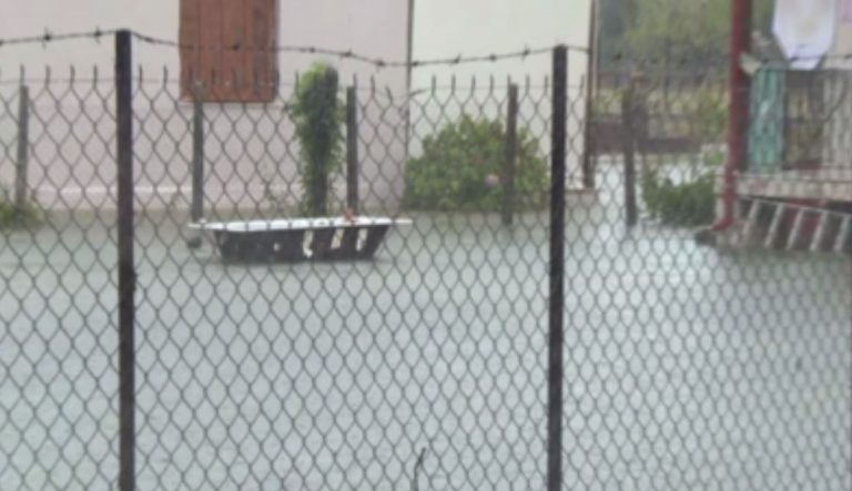 «Κινδυνεύουμε να πνιγούμε, το νερό είναι πάνω από ένα μέτρο» – Αποκλεισμένοι κάτοικοι στην Καρδίτσα