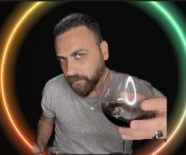 Νικόλας Φραγκιουδάκης: Ταλαντούχος ηθοποιός συνεπαίρνει το διαδίκτυο με τις «αστρολογικές» του… ερμηνείες