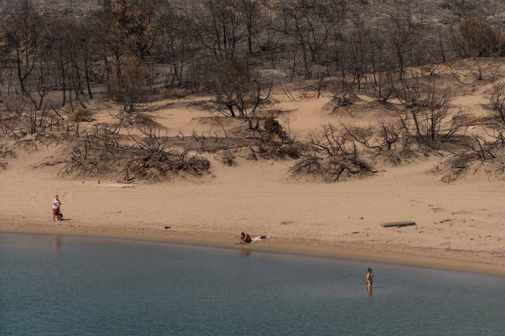 Φωτιές στη Ρόδο: «Κάηκε και η ψυχή μου μαζί με το σπίτι» – Οδοιπορικό του Guardian στα καμένα