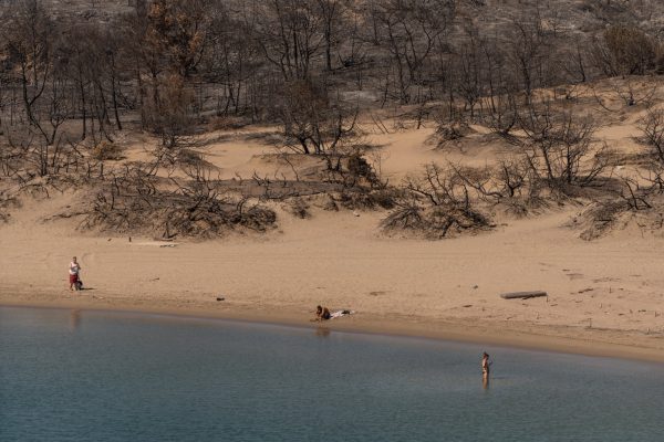 Φωτιές στη Ρόδο: «Κάηκε και η ψυχή μου μαζί με το σπίτι» – Οδοιπορικό του Guardian στα καμένα