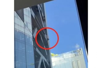 Άντρας σκαρφαλώνει χωρίς σχοινί σε ουρανοξύστη του Λονδίνου