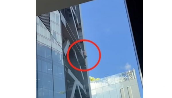 Αντρας σκαρφαλώνει χωρίς σχοινί σε ουρανοξύστη του Λονδίνου