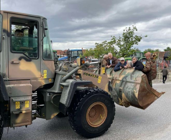 Κακοκαιρία Daniel: Επιχειρεί ο Στρατός στη Θεσσαλία – Απεγκλωβίζουν ηλικιωμένους με εκσκαφείς