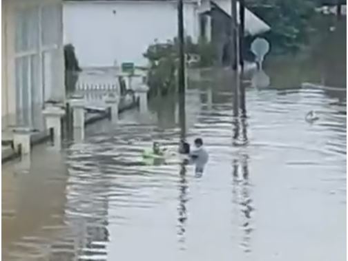 Κακοκαιρία Daniel: Γυναίκα στον Παλαμά προσπαθεί να σώσει τα παιδιά της με φουσκωτό- Δείτε βίντεο