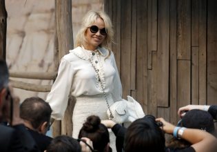 Πάμελα Άντερσον: Σε νέα εποχή η αισθητική και η εμφάνισή της