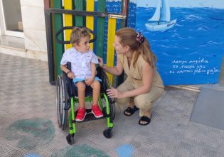 Πρώτη μέρα στο σχολείο και για τον μικρό Παναγιώτη Ραφαήλ – «Λέει τα νέα στη δασκάλα του»