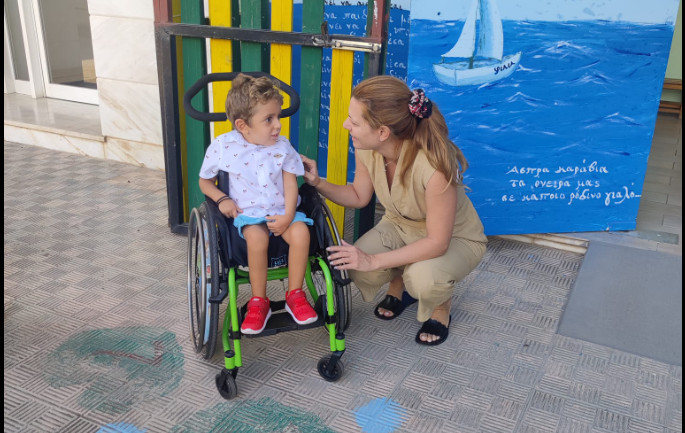 Πρώτη μέρα στο σχολείο και για τον μικρό Παναγιώτη Ραφαήλ – «Λέει τα νέα στη δασκάλα του»