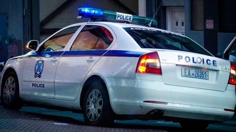 Ασπρόπυργος: Επίθεση σε αστυνομικούς και πυροβολισμοί στον αέρα – Δύο τραυματίες