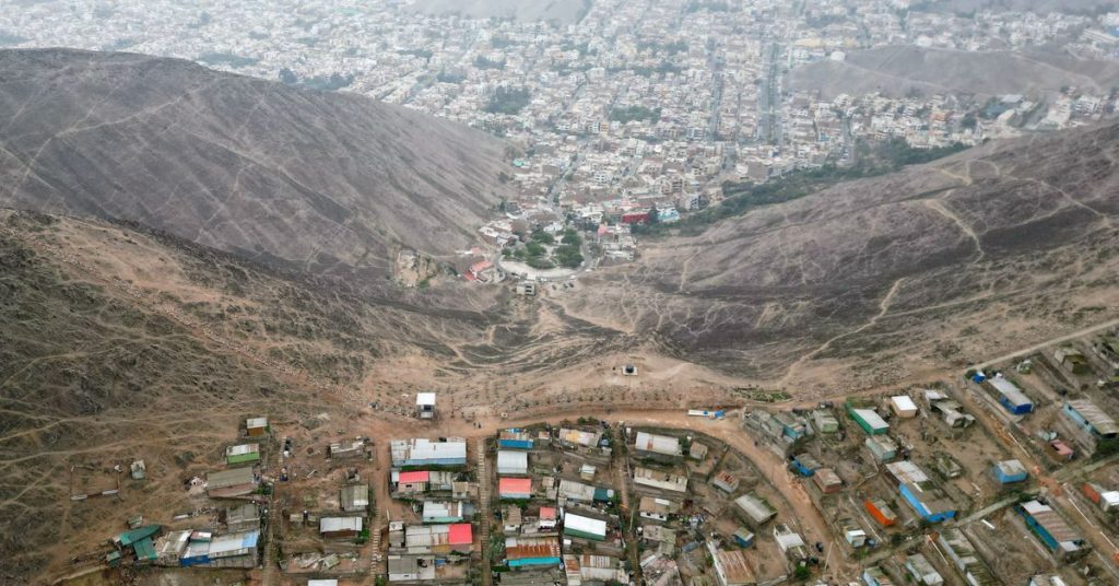 «Τείχος της ντροπής» στο Περού: Κατεδαφίζεται – Χωρίζει φτωχογειτονιές από μια πλούσια συνοικία στη Λίμα