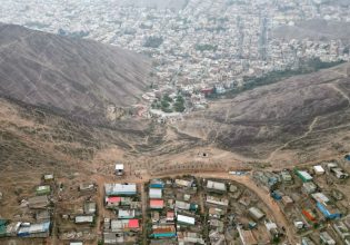 «Τείχος της ντροπής» στο Περού: Κατεδαφίζεται – Χωρίζει φτωχογειτονιές από μια πλούσια συνοικία στη Λίμα