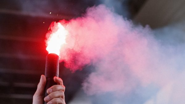 Αναστάτωση στο Ηράκλειο – Ξεπροβόδισε τον νεοσύλλεκτο γιο του με φωτοβολίδα αλεξίπτωτου