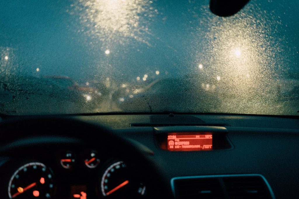 Τι πρέπει να προσέχουμε όταν οδηγούμε με βροχή
