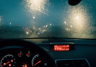 Τι πρέπει να προσέχουμε όταν οδηγούμε με βροχή