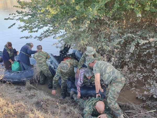Κακοκαιρία Daniel: Συγκλονιστικές εικόνες από διάσωση στη Θεσσαλία