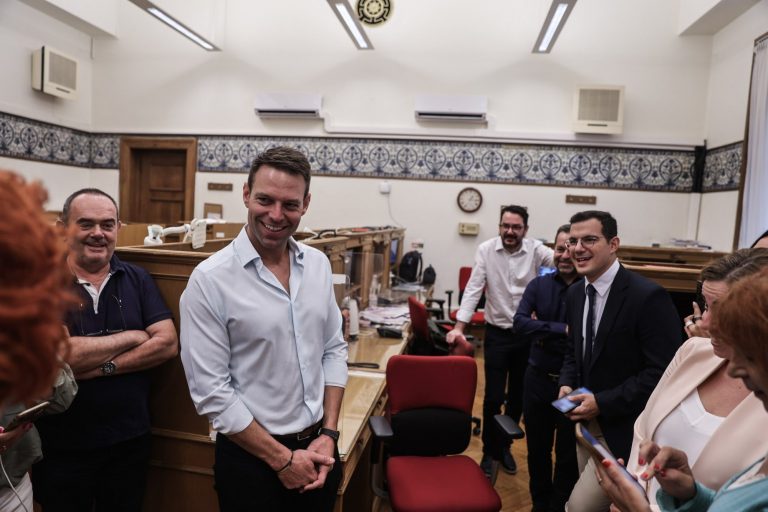 Στέφανος Κασσελάκης: Η βόλτα του νέου προέδρου του ΣΥΡΙΖΑ στη Βουλή – Η συνομιλία με τον Σωκράτη Φάμελλο