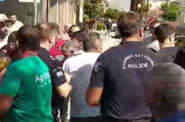 Η στιγμή της επίθεσης στον Αγοραστό από εξοργισμένους πολίτες – Τον φυγαδεύουν