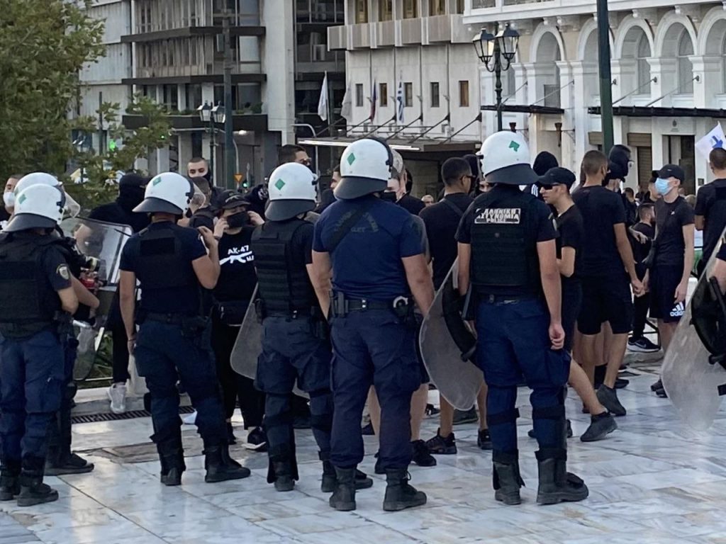 Νέες ταυτότητες: Συλλαλητήριο στο Σύνταγμα με σταυρούς, σημαίες και εικόνες της Παναγίας – 32 προσαγωγές, μια σύλληψη