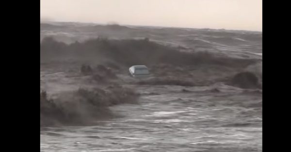 Κακοκαιρία Daniel: Αυτοκίνητο παρασύρθηκε από τα κύματα στον Άγιο Ιωάννη Πηλίου