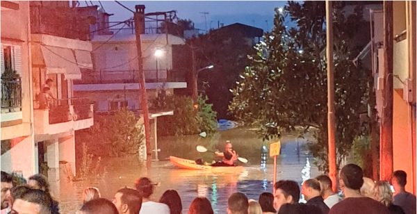 Εκλεισε η Εθνική Οδός στο ύψος της Λάρισας λόγω υπερχείλισης του Πηνειού