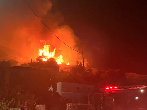 Κεφαλονιά: Συναγερμός για μεγάλη πυρκαγιά κοντά στη Σκάλα – Πνέουν ισχυροί άνεμοι