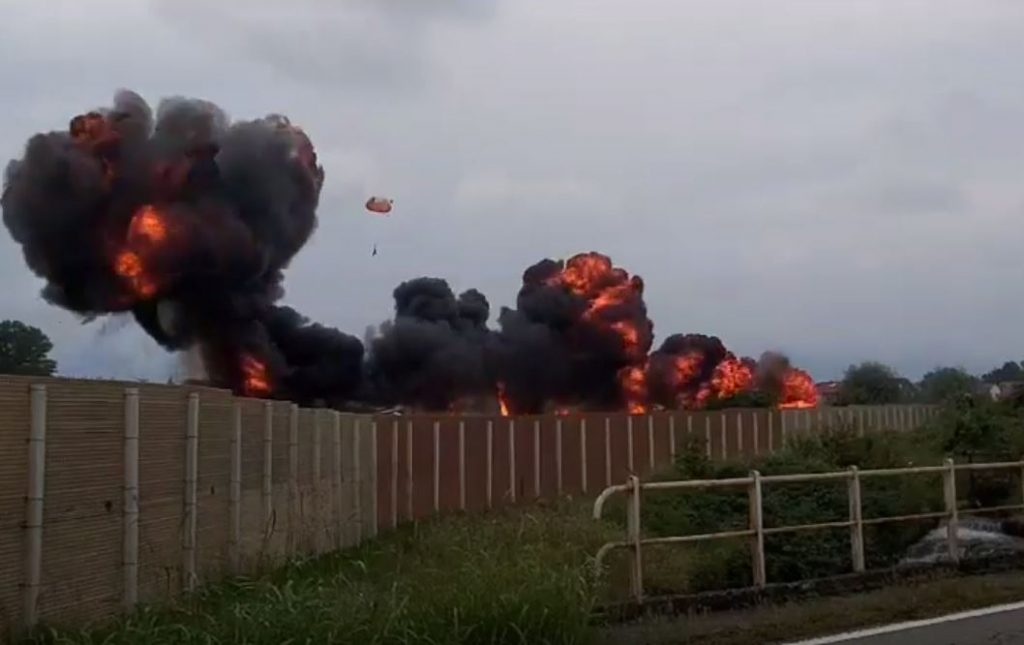 Ιταλία: Τραγωδία με πτώση ακροβατικού αεροσκάφους – Νεκρό κοριτσάκι πέντε ετών