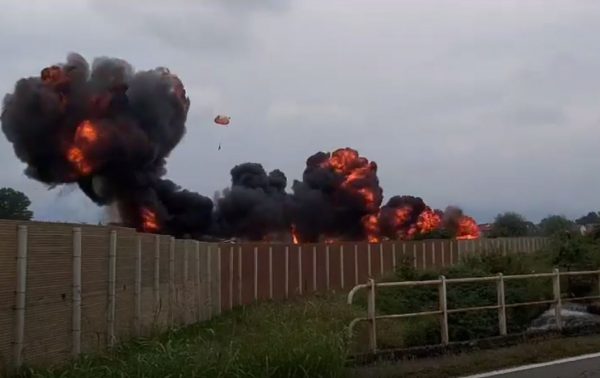 Ιταλία: Τραγωδία με πτώση ακροβατικού αεροσκάφους – Νεκρό κοριτσάκι πέντε ετών