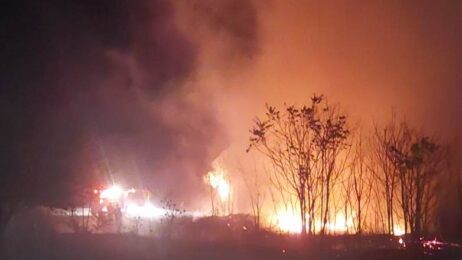 Φωτιά στην Αλεξανδρούπολη - Καίγονται παλιά βαγόνια του ΟΣΕ