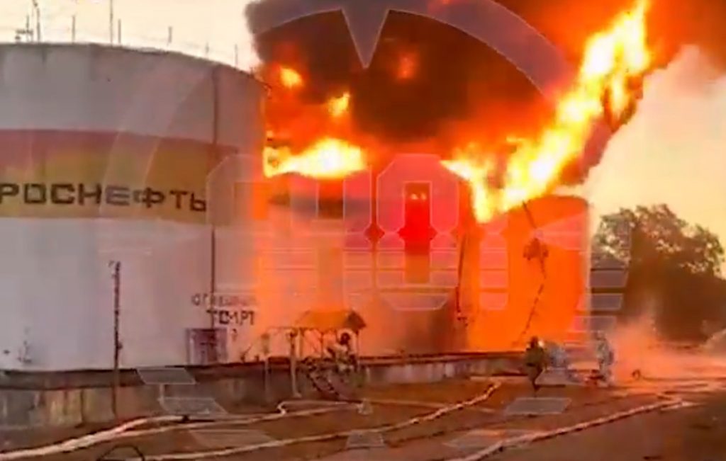 Μαύρη Θάλασσα: Στις φλόγες δεξαμενή πετρελαίου – Αναφορές για εκρήξεις